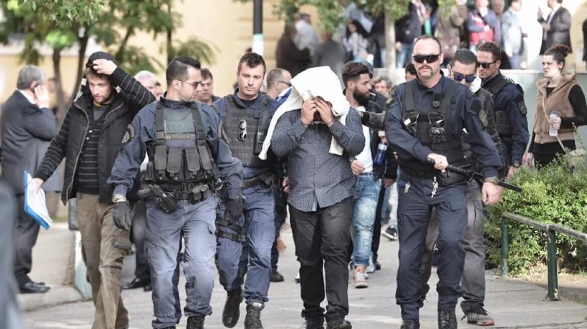 Πέντε συλλήψεις μετά από εφόδους της ΕΛΑΣ σε σπίτια και άνοιγμα θυρίδων για το κύκλωμα των Ρομά